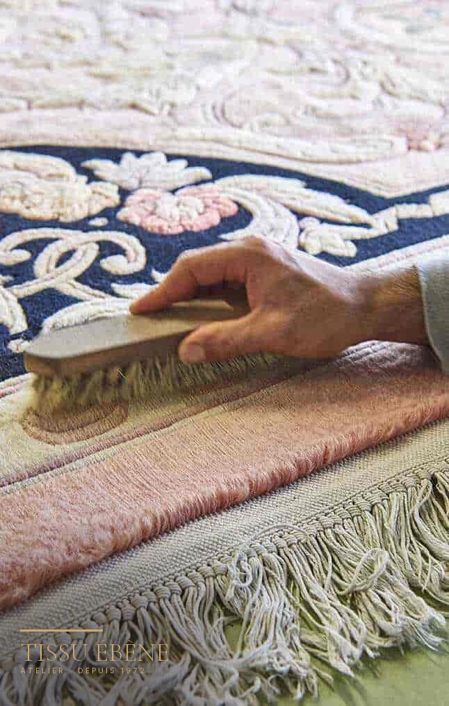 Zone d'un tapis mangée par les mites