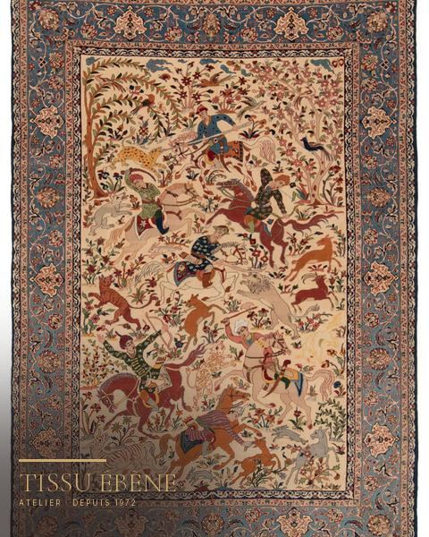 Tapis Ispahan à scène de chasse, cavaliers et animaux sur fond ivoire, bordure bleue