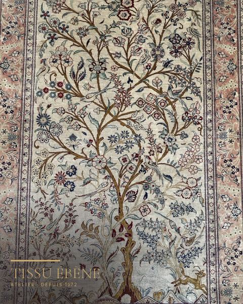 Tapis Qom en soie, arbre de vie fleuri sur fond ivoire et bordure rose, vue rapprochée