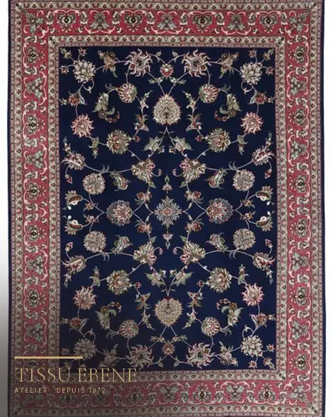 Tapis Tabriz à fond bleu nuit et semis floral, bordure rose et rouge, vue d&rsquo;ensemble