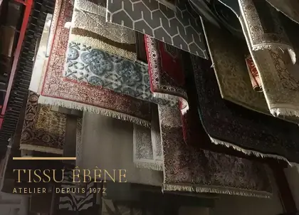 Tapis suspendus au séchage à l'atelier, après un lavage à la main