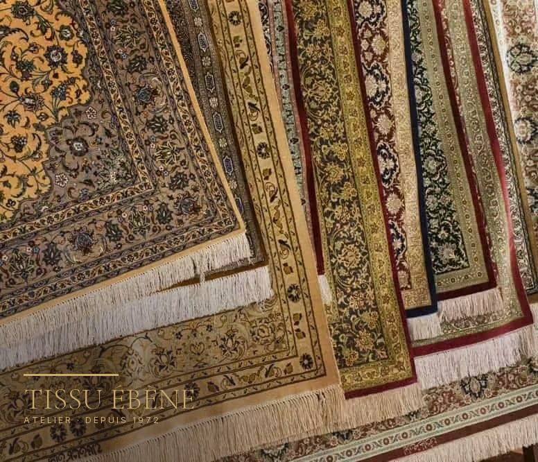 Tapis en soie noués main empilés, franges peignées et bordures fleuries
