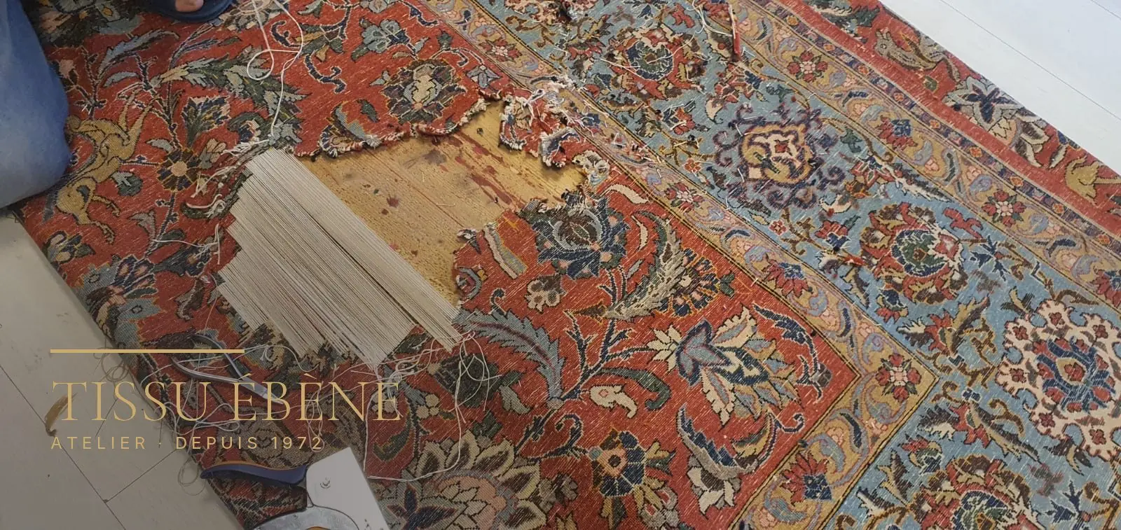 Reconstruction de la fondation d&rsquo;un tapis&nbsp;: fils de chaîne neufs retendus en travers de la lacune, à l&rsquo;atelier