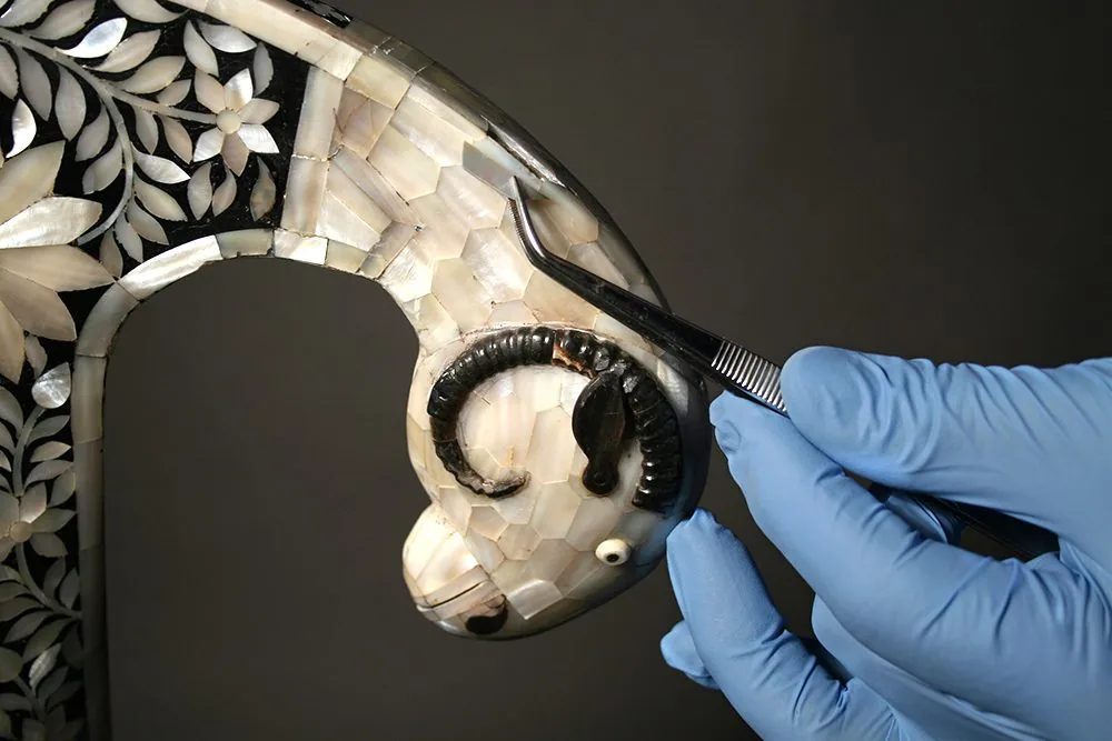 Restauration d'une incrustation de nacre à la main