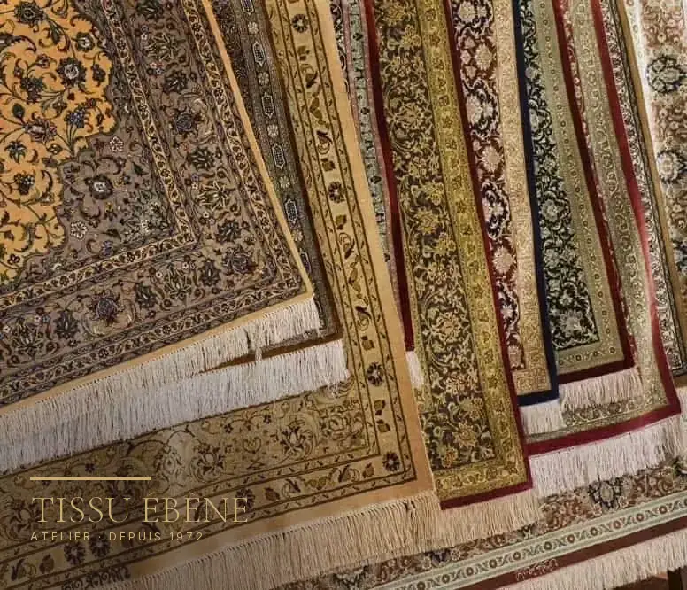 Tapis d&rsquo;Orient à décor floral finement noué, étalés en éventail, tons beige, rouge et bleu nuit