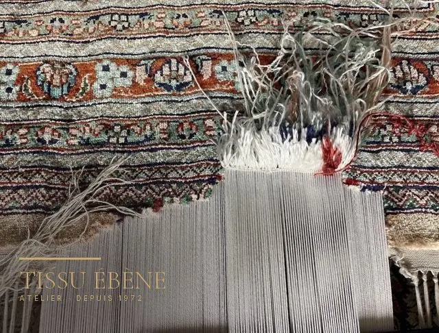 Tapis placé sur métier à tisser pour la remise complète des fils de chaîne d&rsquo;une frange