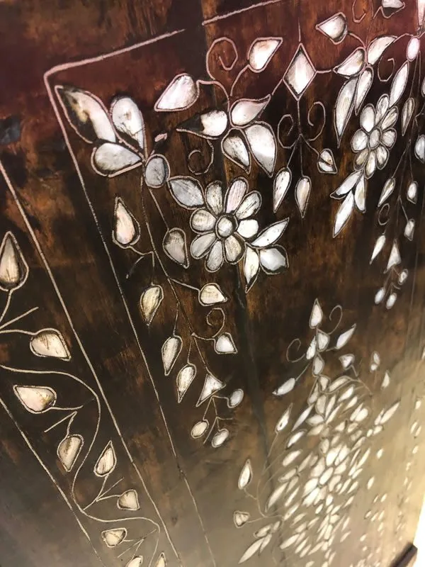 Armoire laquée à décor floral de nacre
