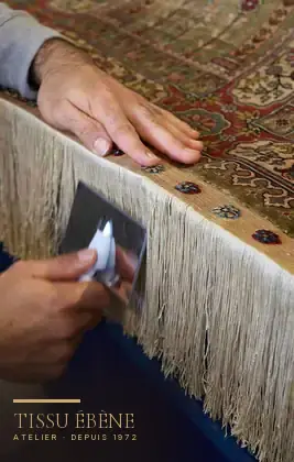 Tapis d’Orient rincé à l’eau claire sur la table de l’atelier