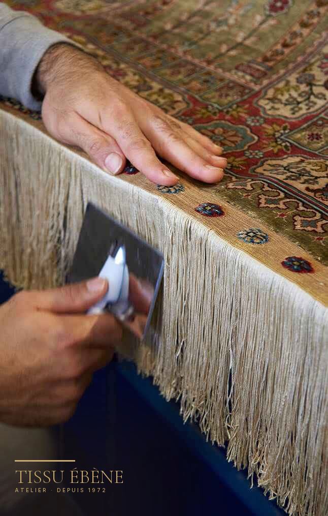 Franges d'un tapis en soie démêlées et peignées une à une après le lavage
