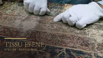 Retissage d’une zone usée sur un tapis ancien, gants de travail
