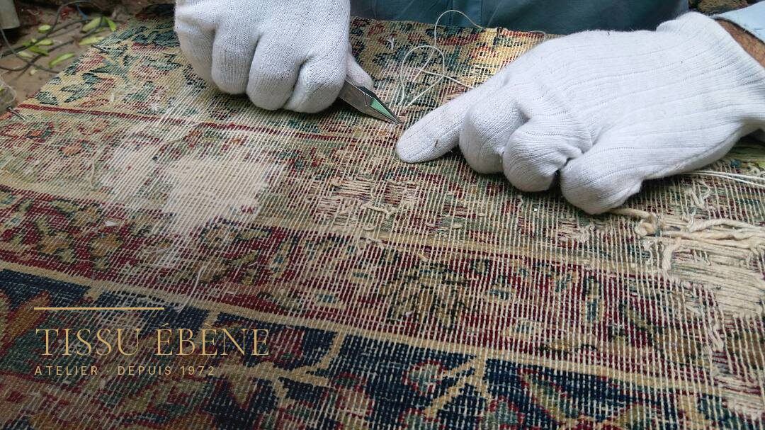 Tapis ancien au velours disparu : chaîne et trame à nu, examinées avant retissage