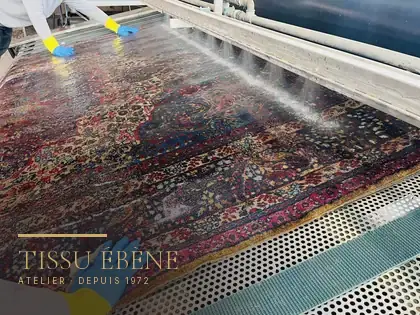 Nettoyage artisanal d&rsquo;un tapis à l&rsquo;atelier