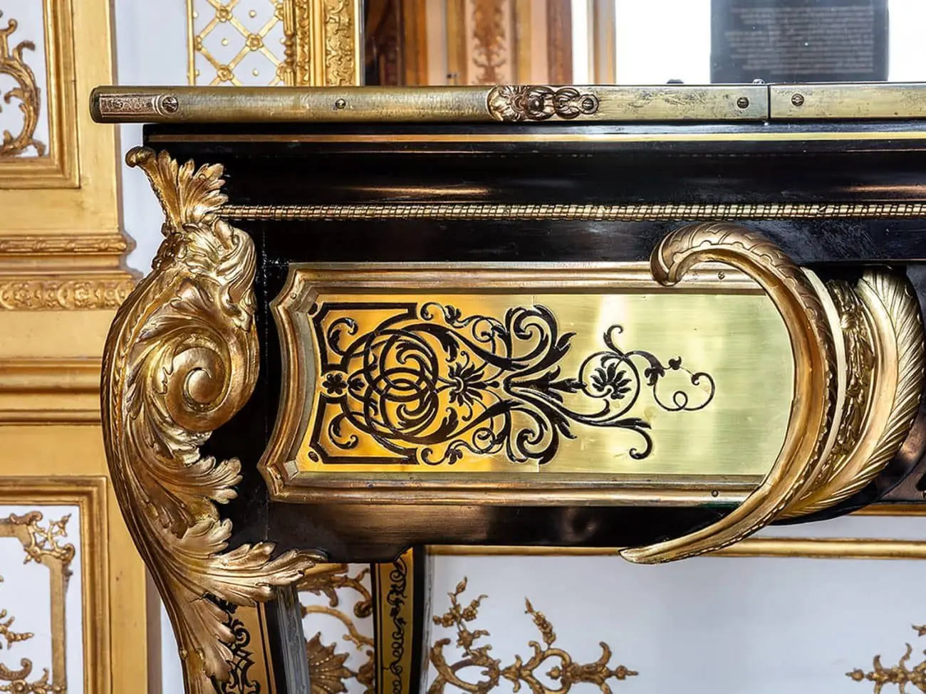 Console en marqueterie Boulle laiton et écaille restaurée