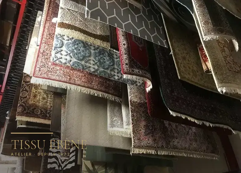 Empilement de tapis d’Orient à motifs floraux et géométriques, franges et bordures visibles